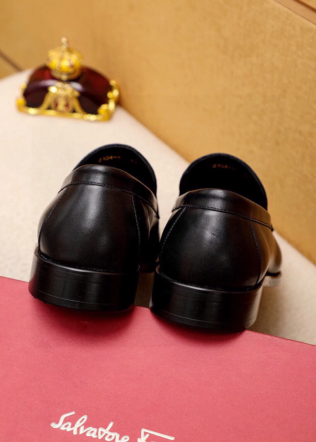 Men's shoes 💰460 💐 Product trademark: Ferragamo "Ferragamo" casual leather shoes Regular size: 38-44 (45🉑️customized) Product materials: Selected imported first-layer calfskin upper + luxury hardware buckle, imported water-dyed cow leather lining. Strong three-dimensional visual effect, original outsole color: 1⃣️color optional